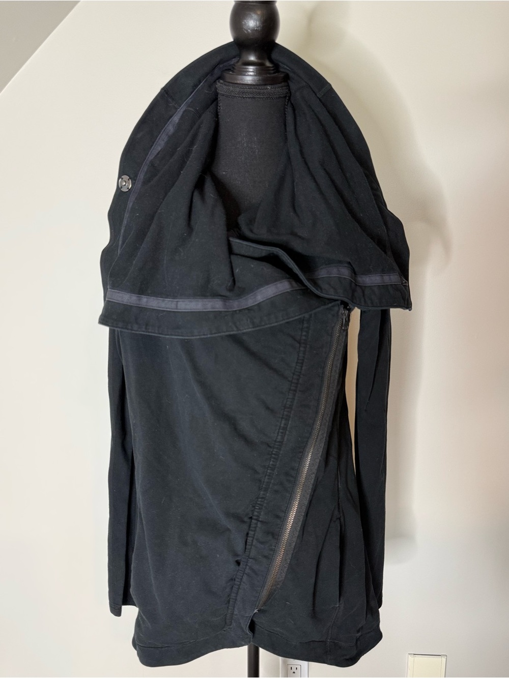 LULULEMON Black Method Wrap Asymmetrical Zip Up High Neck Pockets Size 10 *Flaw - Picture 5 of 14